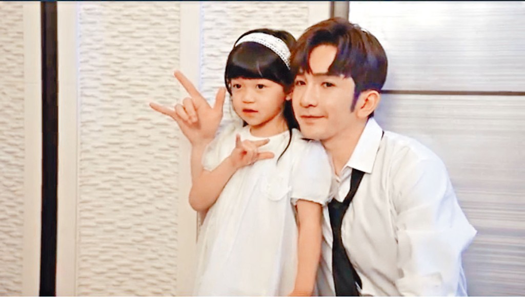 教主教小妹妹做MV中的手势。