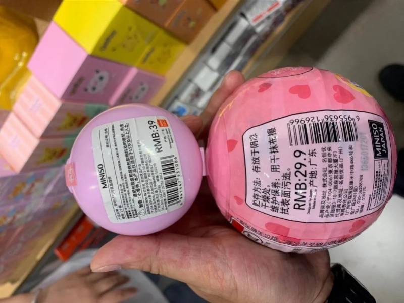 女童拿走了一些扭蛋,總值將近人民幣200元。 網圖