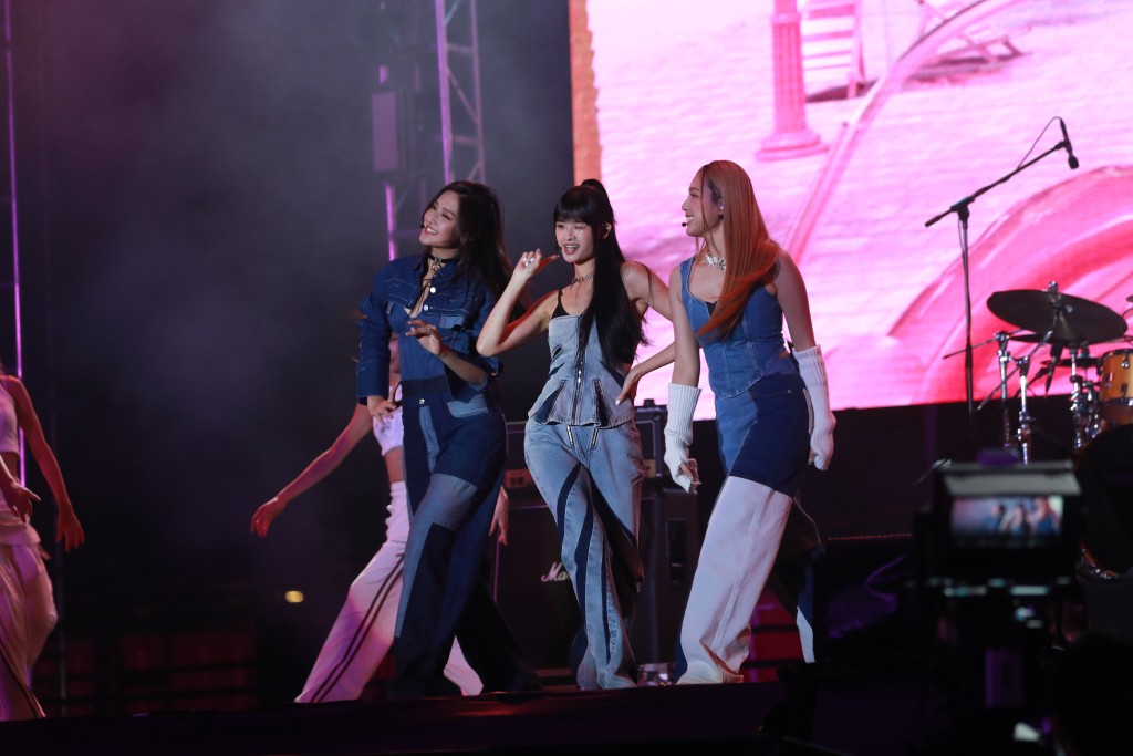 三人首次以女團身份參與演出。