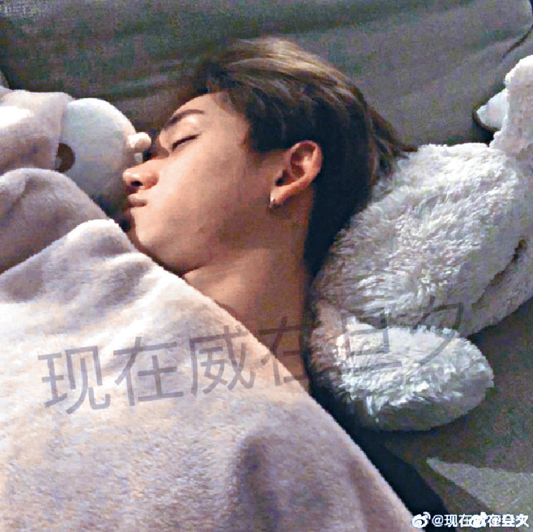 ■女fans公開Lucas的牀照,證實曾跟他拍拖。