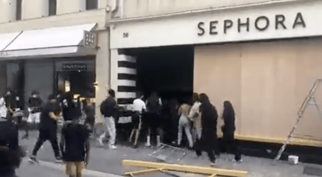 在重災區馬賽，一段網上影片所見，一家已封上圍板的運動服裝店被人闖入掠劫。