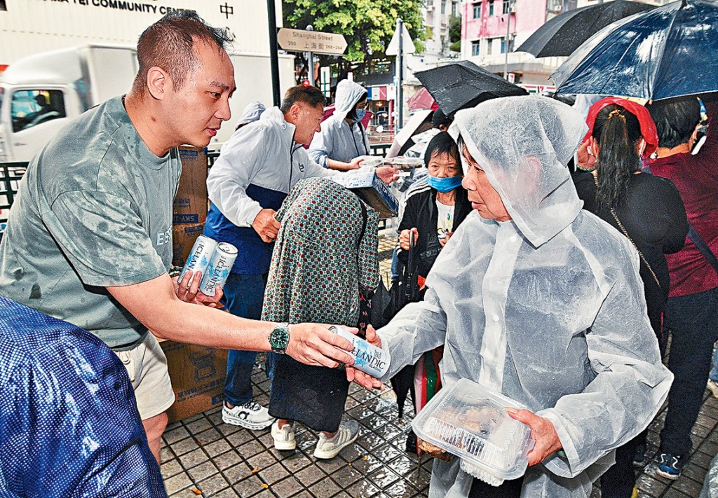 冰島天然冰川水聯同慈善團體發起慈善活動,向1000名長者與低收入人士派發飯盒及礦泉水。