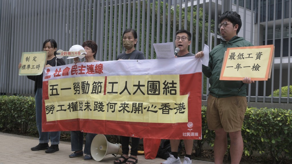 社民連5人政總外請願，逾20名警員在場戒備。陳浩元攝