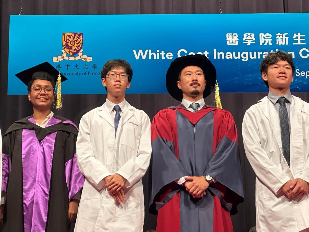 黃柏熹(左二)去年參加了香港中文大學的「白袍禮」。受訪者提供 黃柏熹(左二)去年參加了香港中文大學的「白袍禮」。受訪者提供