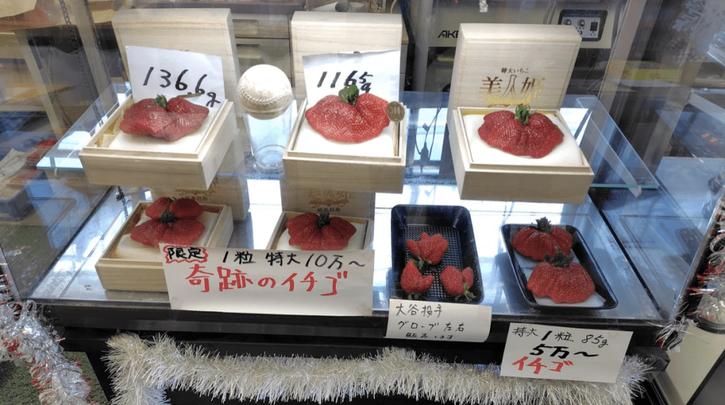 有日本民眾在社交平台分享照片，奧田農園放在玻璃銷售櫃的特大號美人姬草莓還有136.6公克、116.5公克，另有1顆85公克，售價5萬元。