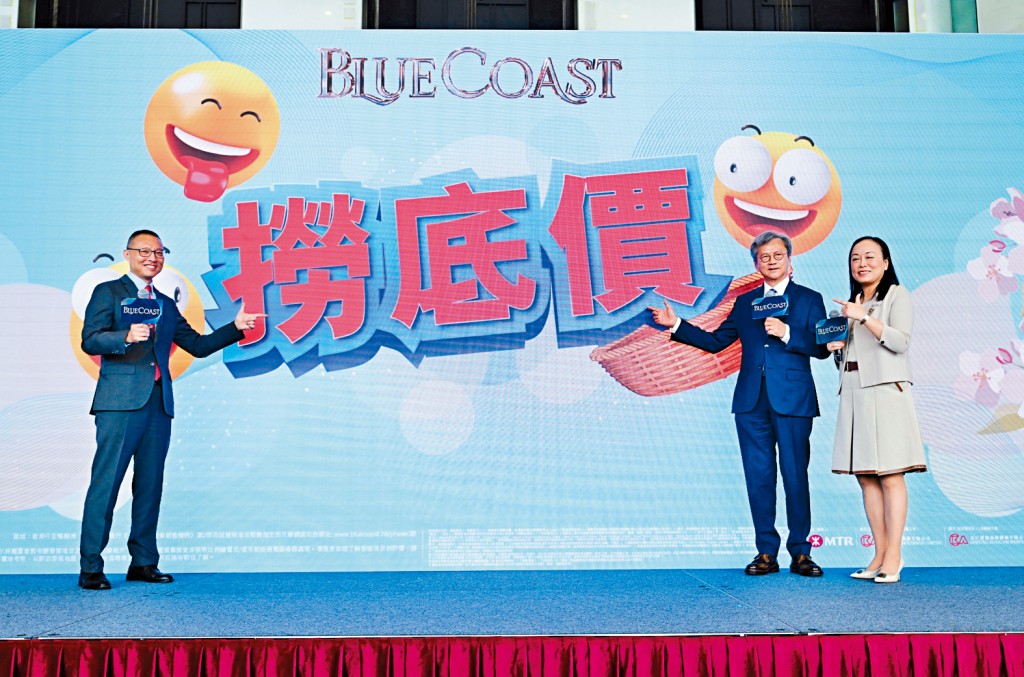 長實趙國雄表示,Blue Coast低價出擊,「蝕少當賺」。左為郭子威、右為楊桂玲。
