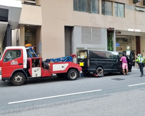 東九龍總區交通部及各警區於區內交通黑點，採取打擊違例泊車的執法行動。警方圖片