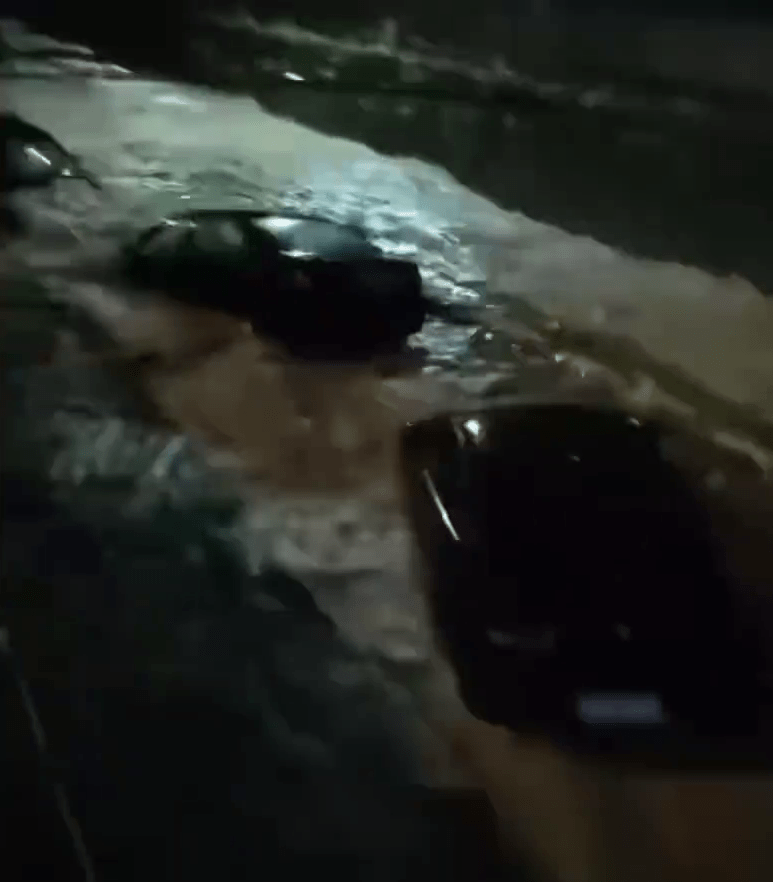 湖北咸豐暴雨，多輛車被洪水沖走。