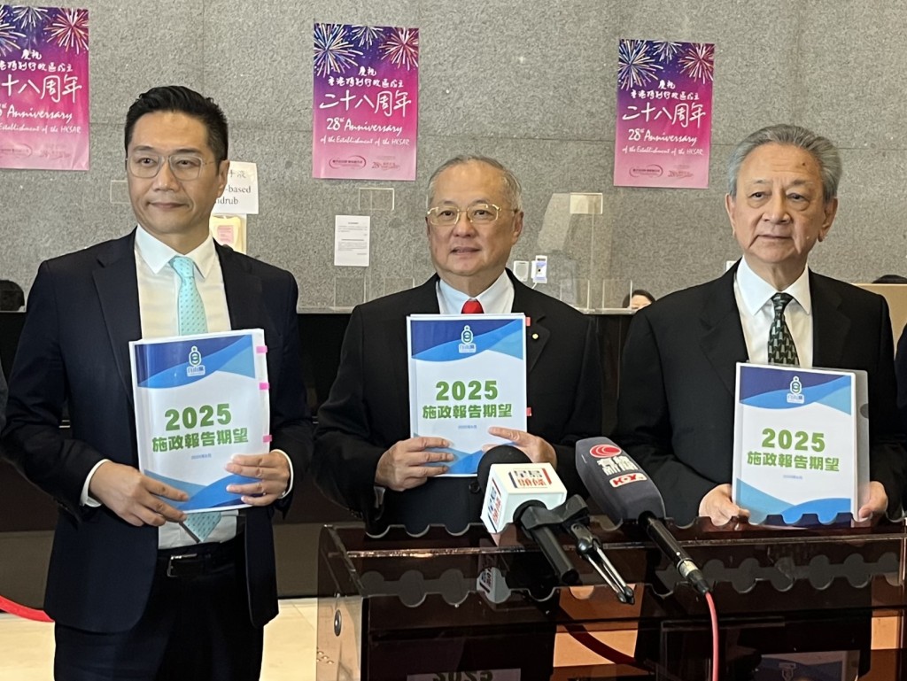 （中）張宇人強調有關消費劵的建議只適用於香港居民，移民外地的人並不適用。林彥汛攝
