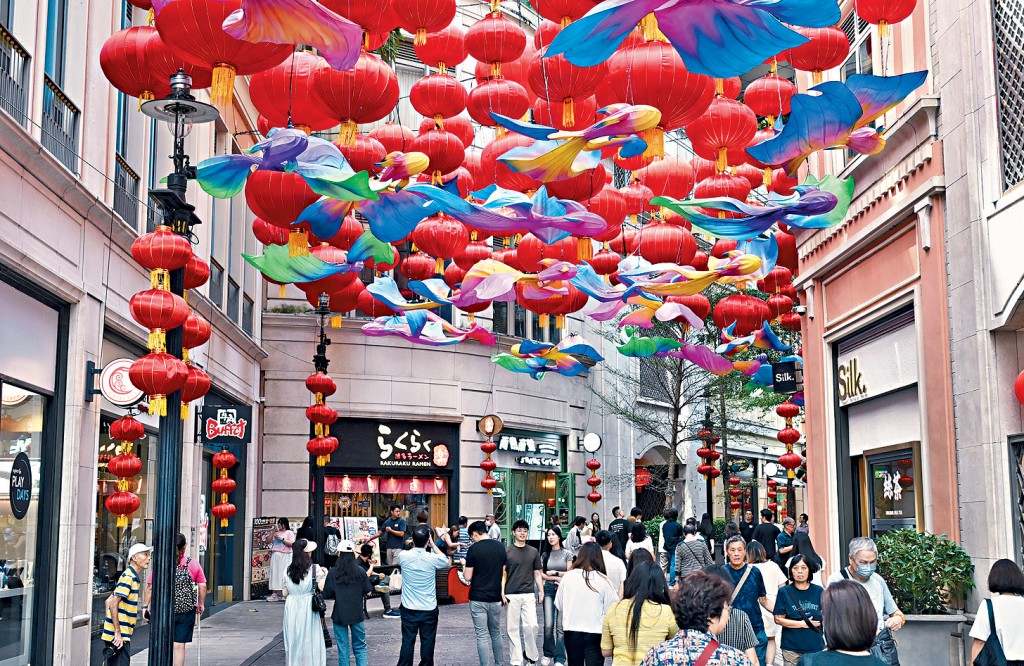 昨日是內地國慶黃金周假期第3天，本港市面人流增加不少。
