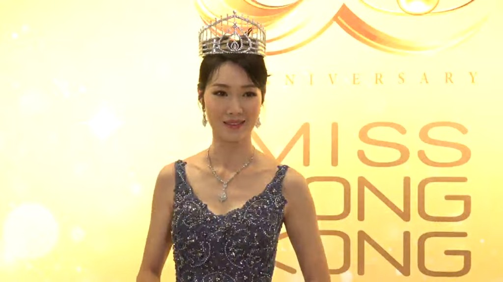 叶翠翠今晚现身香港小姐竞选2022现场，心口瘦到见骨。