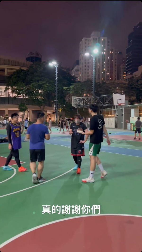 姜涛在出发到新加坡前夕，相约友人在维园打篮球。
