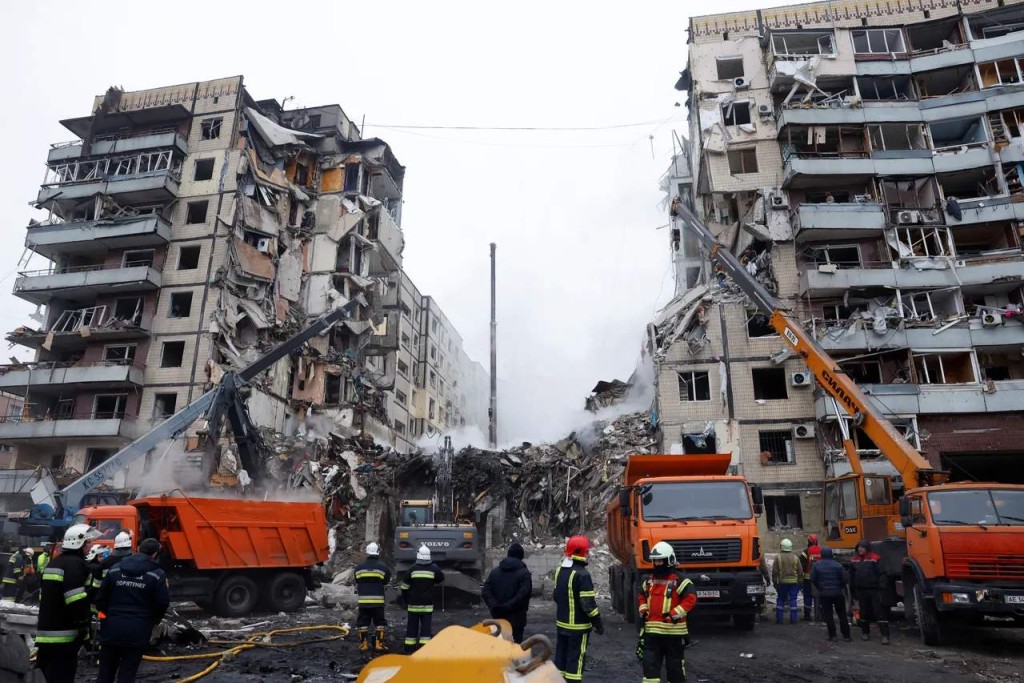 第聂伯罗住宅大楼被炸出巨大空洞。reuters