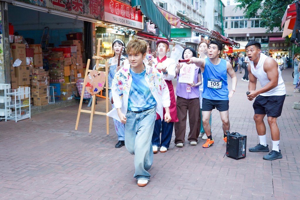 MV中人物不斷重複出現在安仔身邊指摘他、騷擾他。