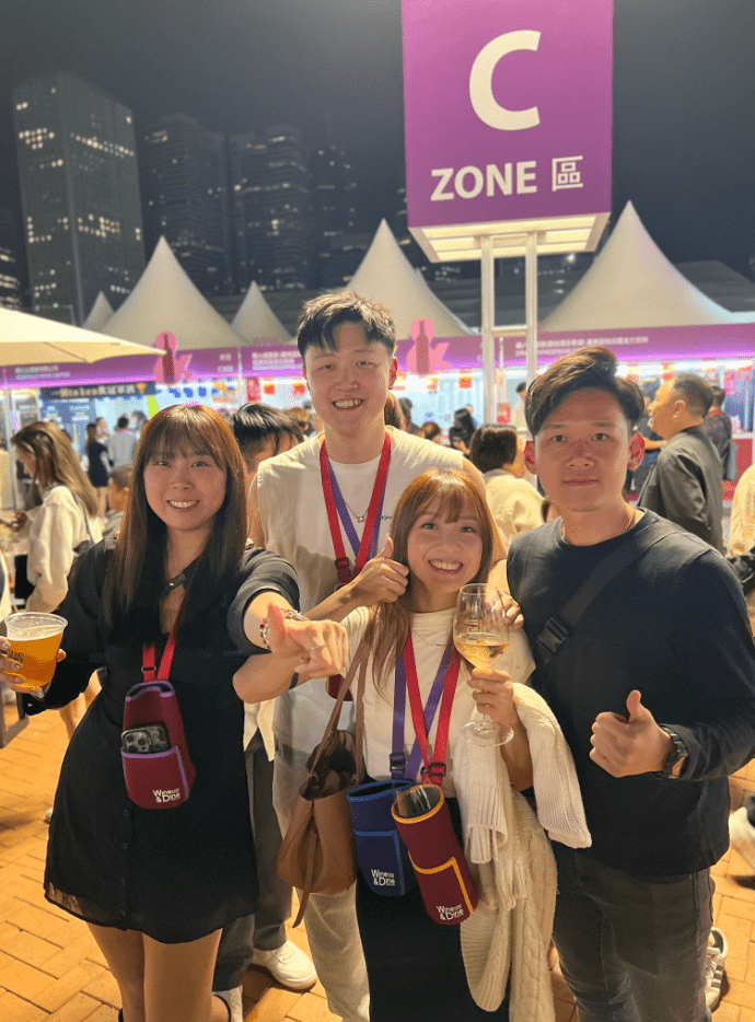 凌晨12點後,仍然有大批入場人士繼續暢飲,現場氣氛高漲。 凌晨12點後,仍然有大批入場人士繼續暢飲,現場氣氛高漲。