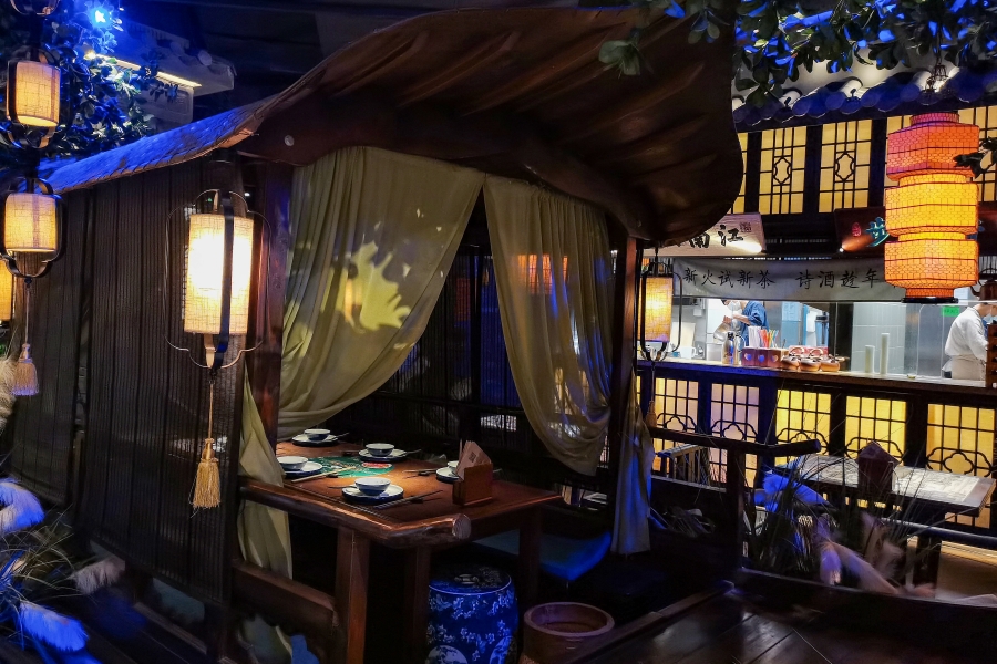 「绿茶餐厅」为内地人气新派江南菜，装修设计独特，成为一众「网红」打卡必去的首选餐厅。