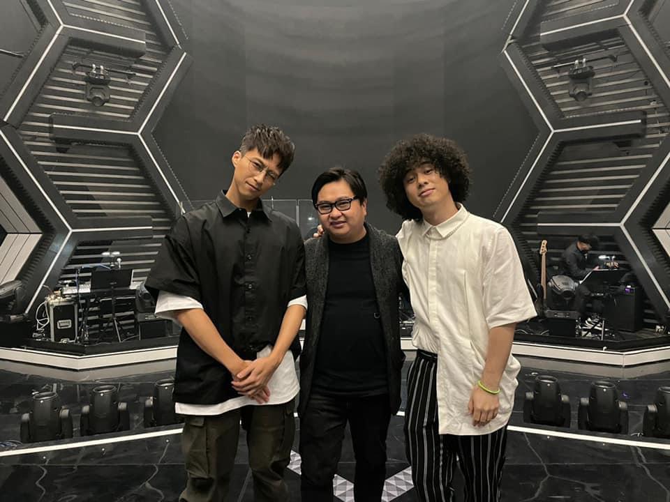 坤哥與Mike（右）上《勁歌金曲》合唱。