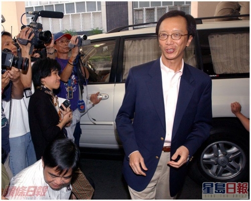 梁錦松因「偷步買車」事件,在同年7月辭職下台。資料圖片