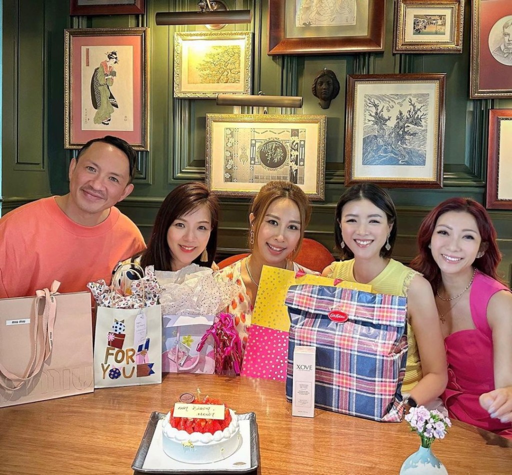 曹敏莉生日獲好友戚黛黛、陳茵媺和朱凱婷等慶祝。 曹敏莉生日獲好友戚黛黛、陳茵媺和朱凱婷等慶祝。