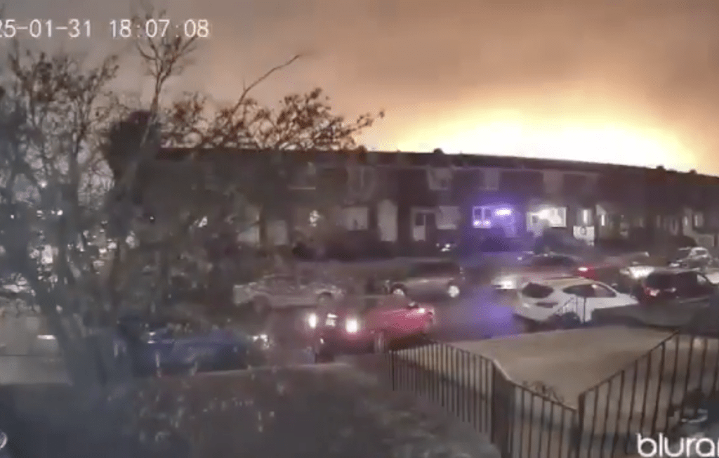 有民居錄到飛機墜毀爆炸一刻。X圖片 有民居錄到飛機墜毀爆炸一刻。X圖片