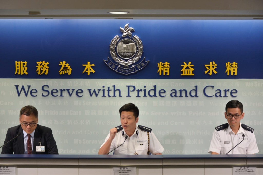 (左起)有組織罪案及三合會調查科高級警司李桂華、警察公共關係科總警司謝振中、警察公共關係科高級警司江永祥
