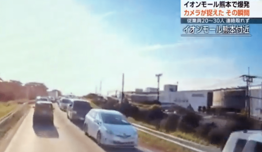 画面显示，多辆汽车当时正沿永旺购物中心附近的道路前行。NHK画面截图（下同）  