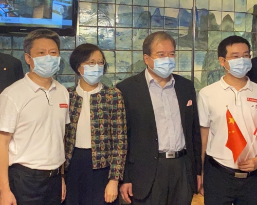 陳肇始今早到場。 港台影片截圖