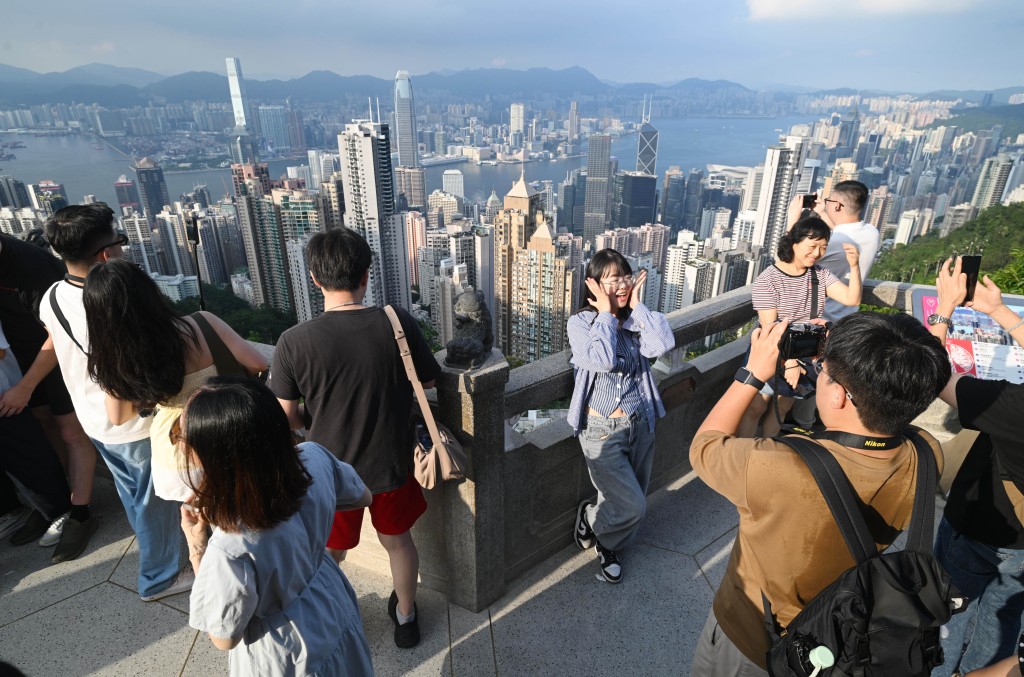 大批內地旅客慕名來港旅遊。資料圖片 大批內地旅客慕名來港旅遊。資料圖片