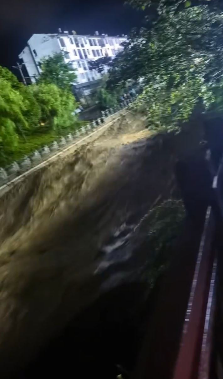 雲南鳳慶暴雨誘發泥石流致2死4人失蹤。小紅書@魯史古鎮土特產