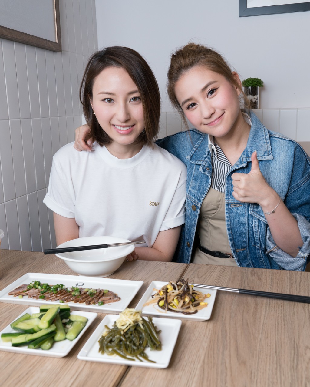 超莲与胞姊何超云（左）。