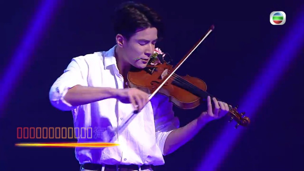 吳兆麟拉小提琴。