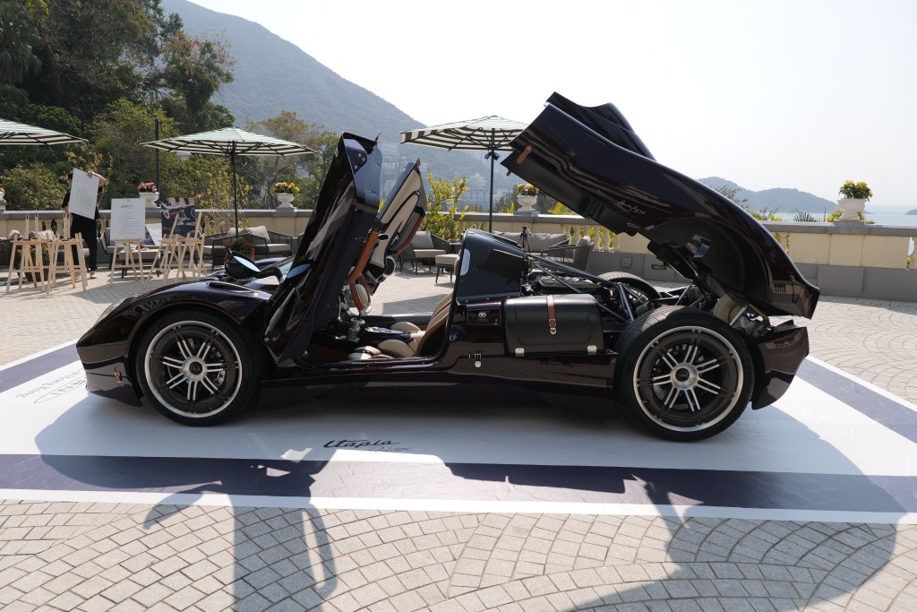 Pagani Utopia Roadster开篷版底盘、引擎及传动系统跟Utopia Coupe完全相同，只是车顶改为开放式设计