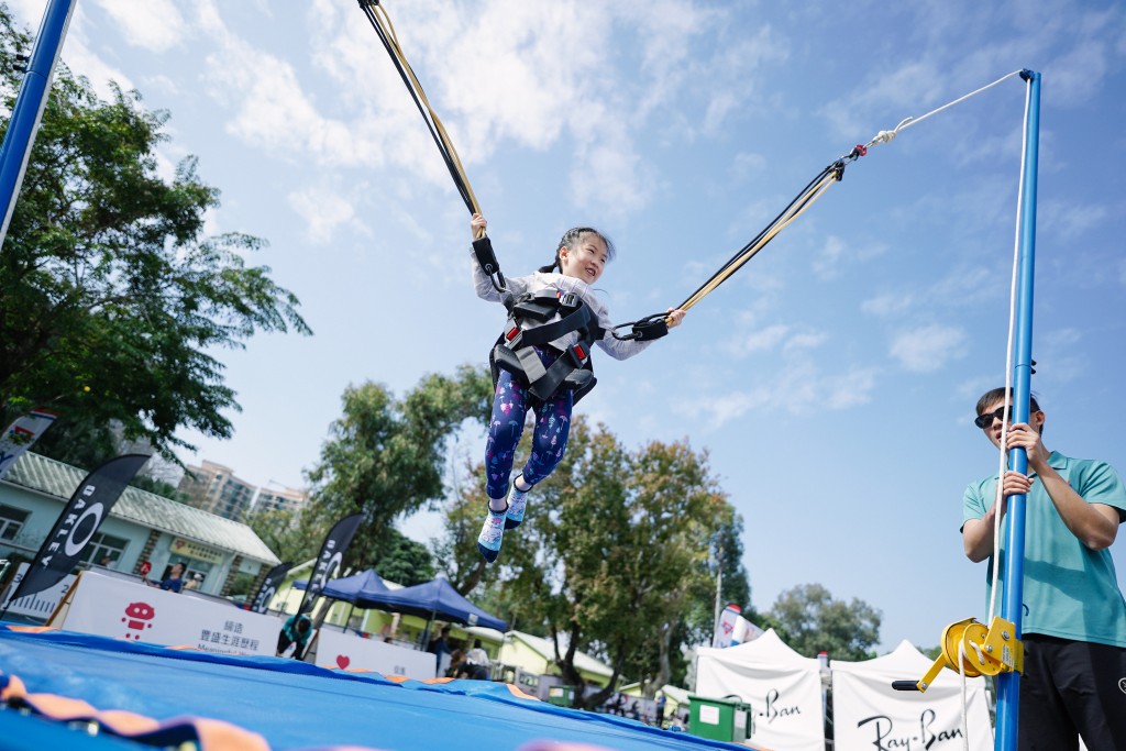 同場亦有多個自費營地活動讓小朋友們去放電，包括蹦極彈床、高卡車、攀石、低結構繩網陣、八米充氣彈床滑梯等。（圖片來源：YMCA）