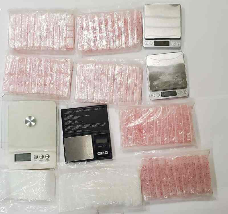 同時檢獲4個電子磅及一批懷疑毒品包裝工具。圖:警方提供