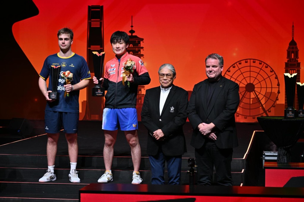 港協暨奧委會會長霍震霆(右二)任男單頒獎嘉賓。蘇正謙攝 港協暨奧委會會長霍震霆(右二)任男單頒獎嘉賓。蘇正謙攝