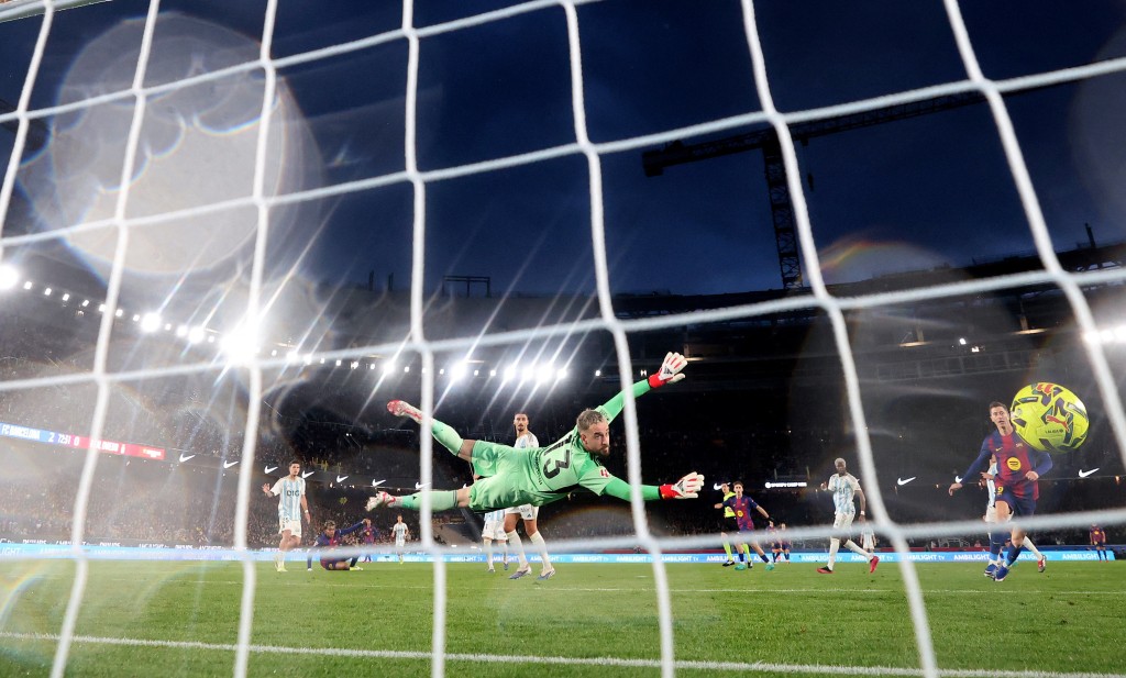 拉明耶馬車身窩利抽射破網。路透社