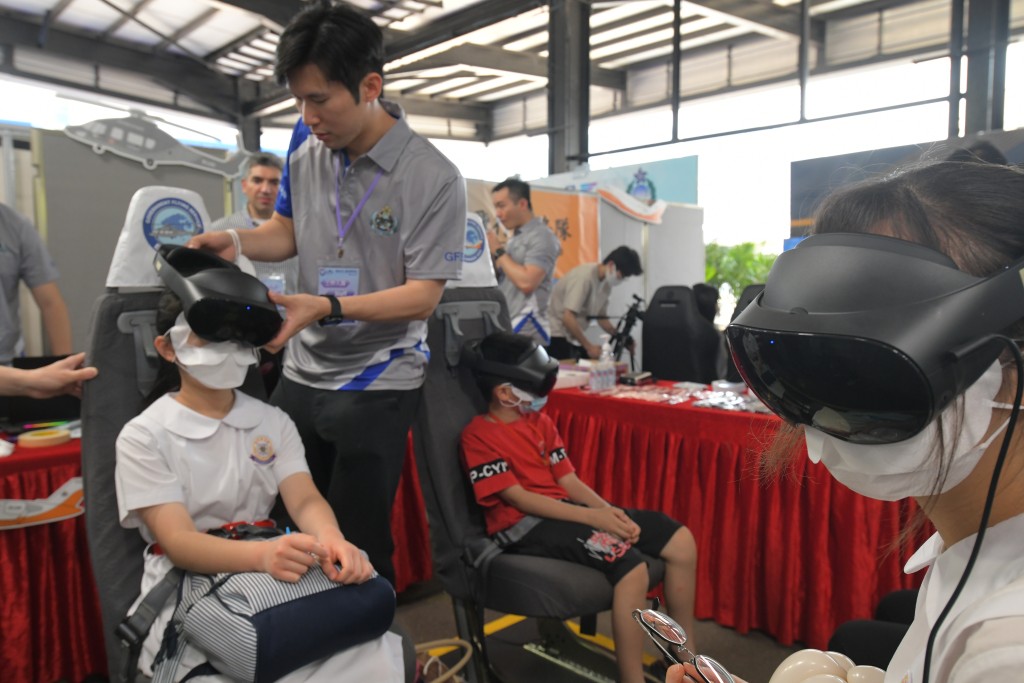 參觀學生進行VR體驗。梁譽東攝
