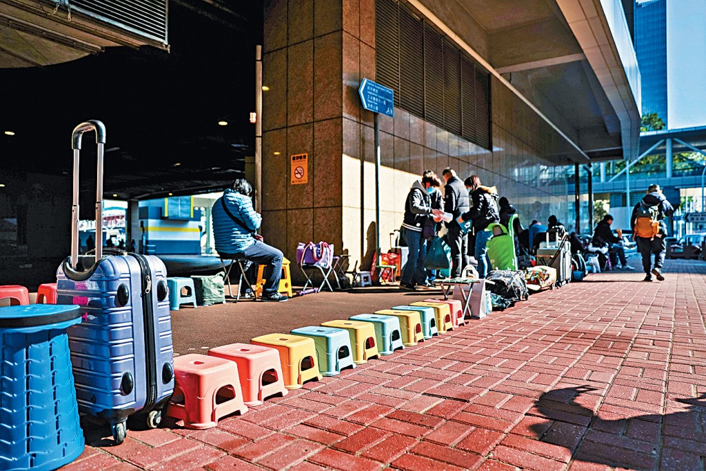 香港牌照事务处近日出现通宵排队乱象，有人用空凳、雨伞、行李箱等物品霸位排队。