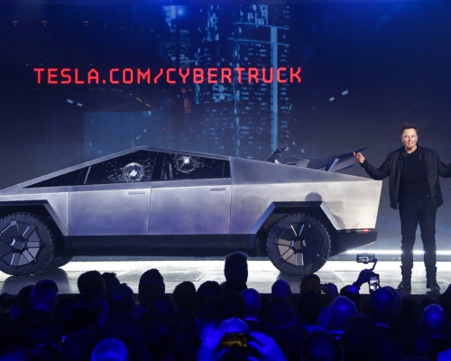 特斯拉新一輛外形異常科幻的電動貨車Cybertruck。AP