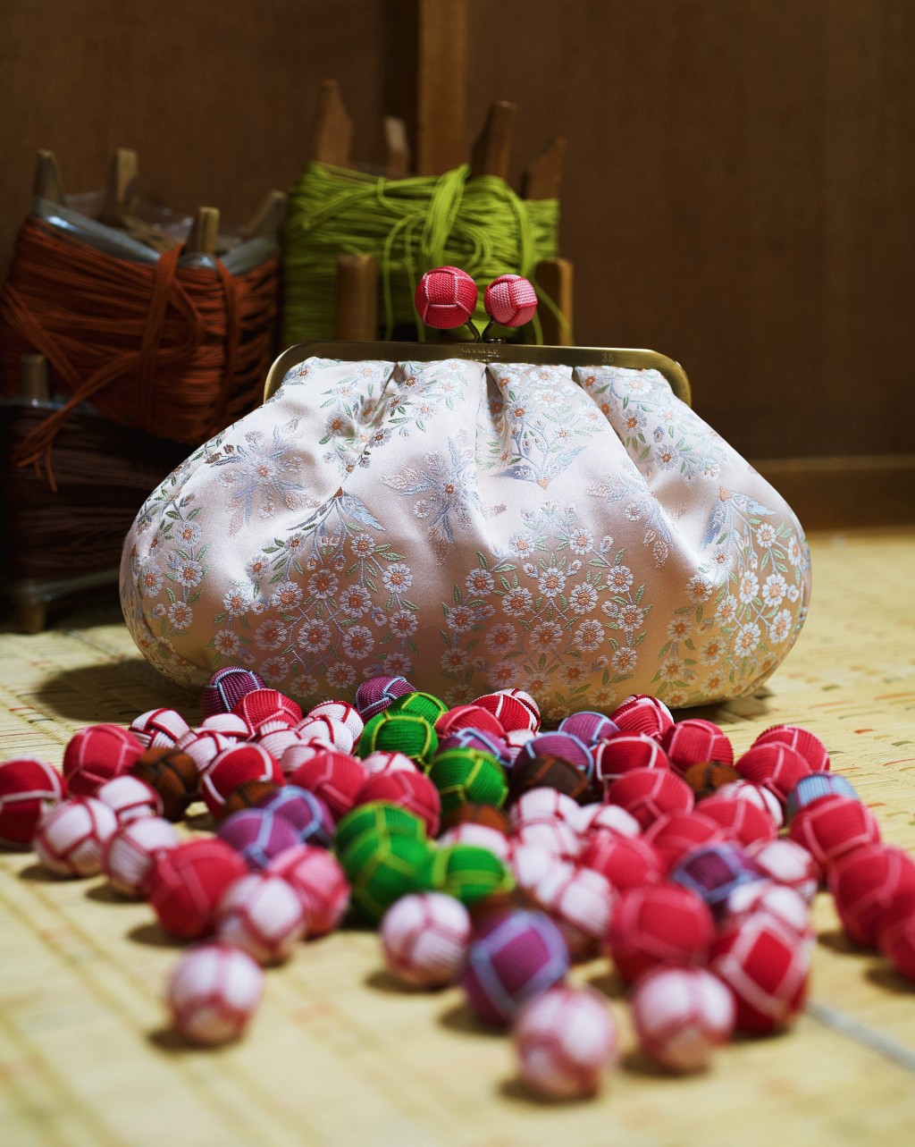人手編織的撞色珠扣，點亮整個甜點包。