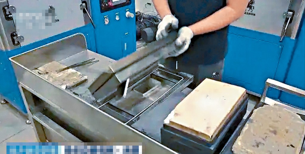 工人们连续几个月加班加点生产银条。