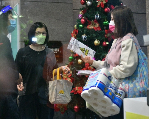 錦豐苑錦蕙閣居民領取樣本瓶。