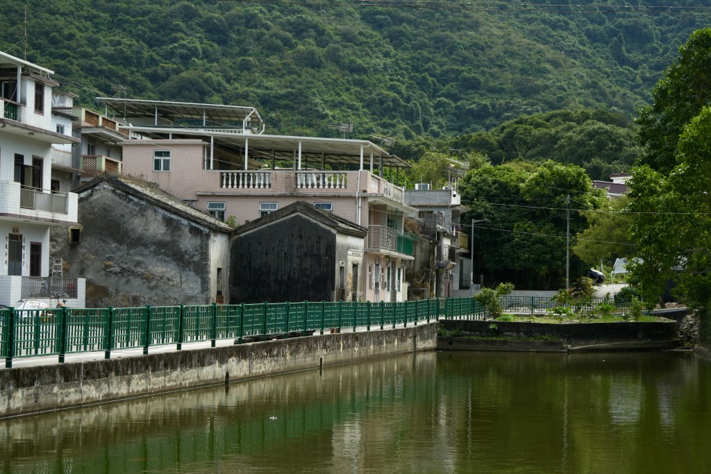 红花岭郊野公园面积约530公顷，位于沙头角，北面与深圳梧桐山风景区的山脉相连，南面邻近八仙岭郊野公园。