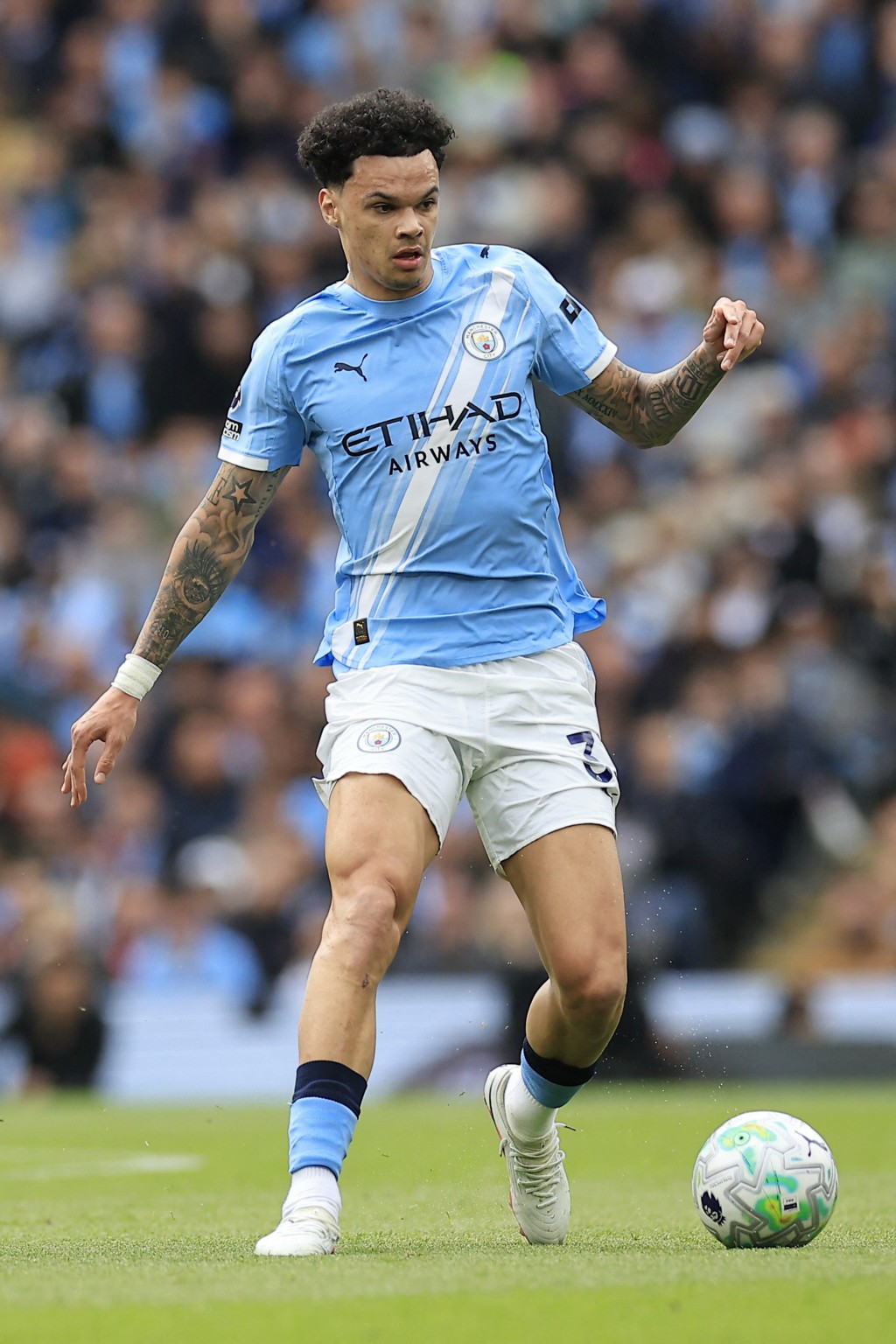 尼高奥莱利因阻止阿仙奴门将大卫拉耶出迎而被吹罚。法新社