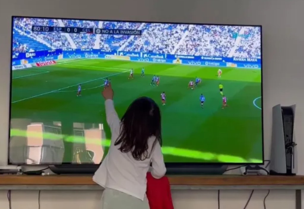 武磊的女儿在家中关注父亲比赛。武磊微博图片