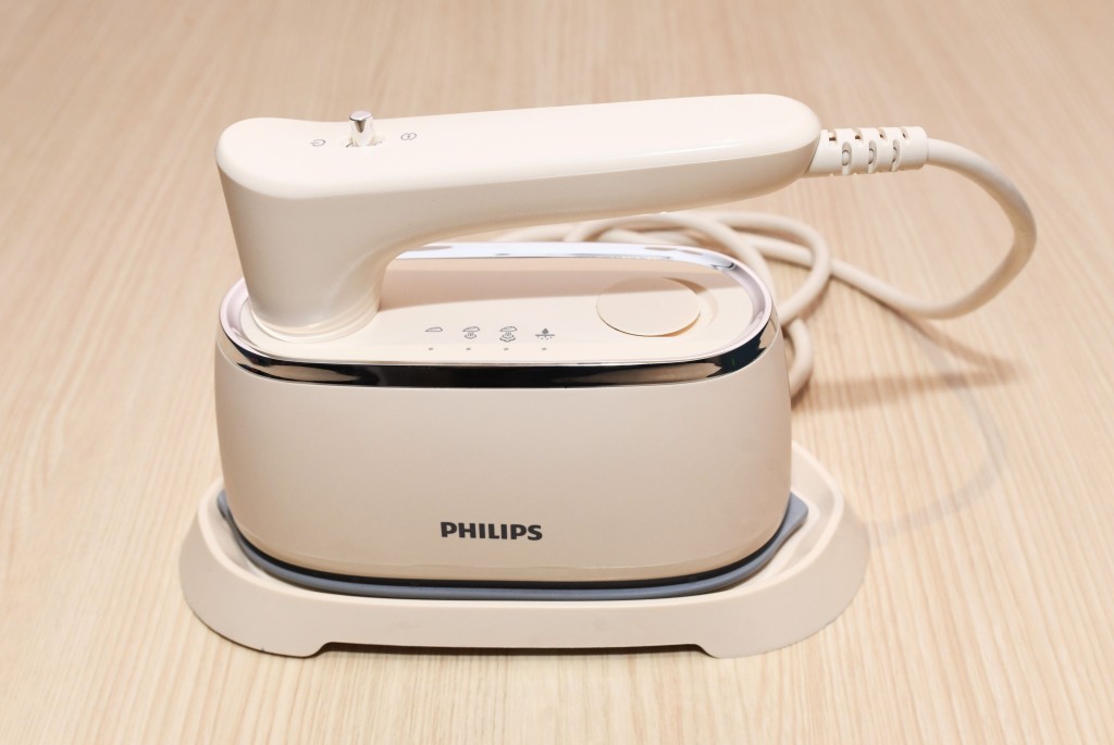 Philips的2合1迷氣蒸氣熨斗，可以掛熨及平熨，配合壓力式納米蒸氣技術，滲入深層纖維，熨衣不濕衣物，熨燙過後可以立即穿上。