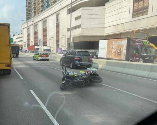 警察電單車意外後橫臥在路中。圖：馬路的事 (即時交通資訊台) 網民Bosco Chu
