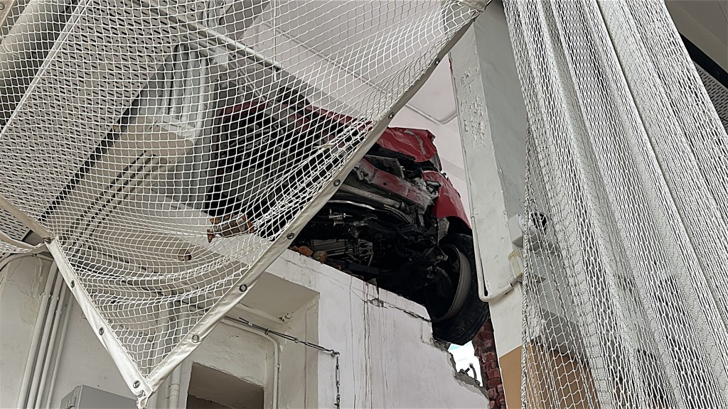 的士擱在牆邊。劉漢權攝 的士擱在牆邊。劉漢權攝