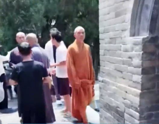 有內媒直播期間意外捕獲少林新住持印樂法師。第一財經