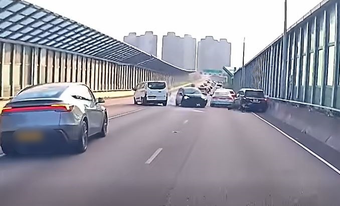 四車相撞後，白色客貨車駛往左線，而尾隨一部私家車亦從中線駛至。fb 車cam L（香港群組）  